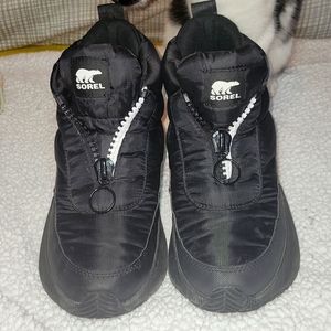 Like new Sorel Snow boots, size 10. Black and green and white.